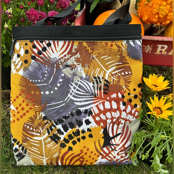 Vera Bradley Lighten Up Front Zip Tote in “Painted Feathers” NWOT - Picture 6 of 6